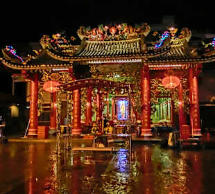 Tempel in Chinatown , vor einem Krankenhaus!