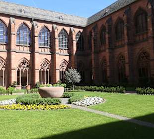 Beim Mainzer Dom im Kreuzgang