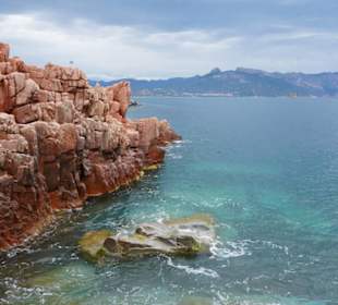 Türkisenes Meer und rote Felsen
