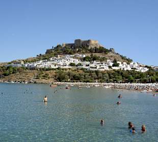 Strand in Lindos mit Akropolis