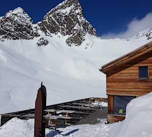 Bewirtete Hütte am Fuße des Piz Buin