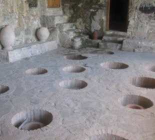 Weinkelterei nach georgischer Tradition
