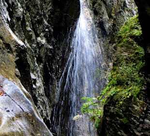Das Wasser zwängt sich durch den Felsen