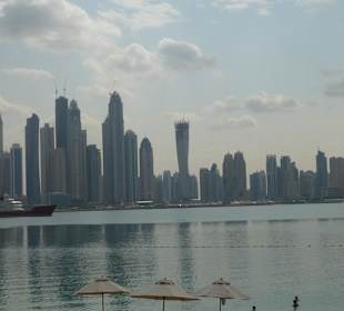 Blick vom Beachclub zur Skyline