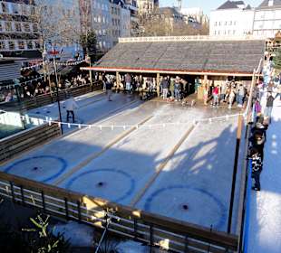 Eisstockschießen auf dem Neumarkt