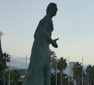 Übergroß, das Denkmal für Alfredo Kraus