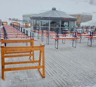Außenterrasse beim Skigebiet (ende Tag)