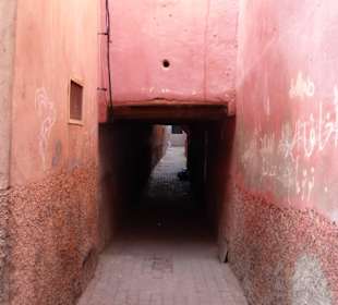 Kleine enge Gasse in Marrakesch