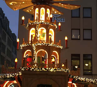 Weihnachtspyramide an der Frauenkirche