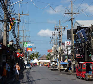 Der Weg zum Strand ("Sündenmeile bei Tag")