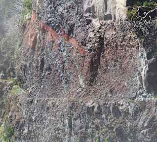 Der Felssturz aus einer entfernten Perspektive