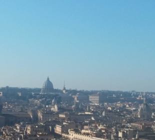Blick vom Monument zum Petersdom