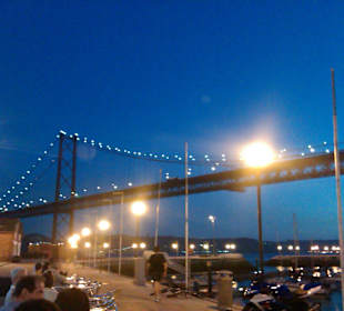 Sehr imposante "Brücke des 25. April" bei Nacht