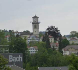 Blick über Heiden hinweg zur evangelischen Kirche