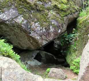 Eisloch zwischen den Blöcken