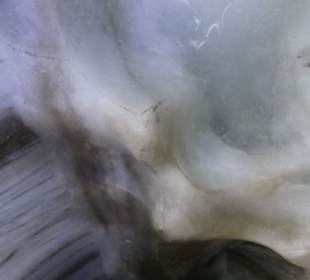 Blaues Eis in der Gletscherspalte