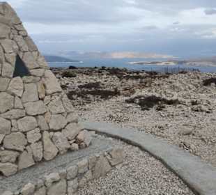 Steinpyranide auf 408 m