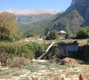 Ausblick über das Tal in die Berge