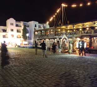 Restaurantschiff  im Hafen