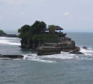Der Tempel Tanah Lot auf der Felsspitze im Meer.