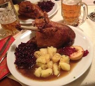 Ganz mit Knödeln, super lecker!