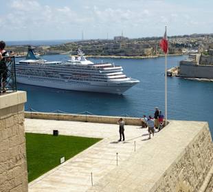 Die Artania kommt in den Hafen