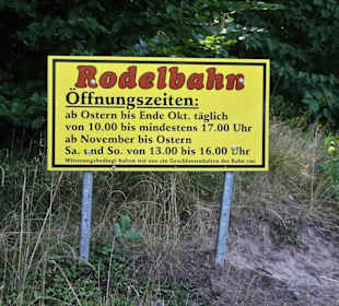 Hinweisschild der Sommerrodelbahn