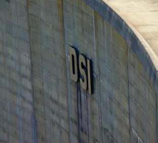 Der Staudamm selbst in voller Pracht