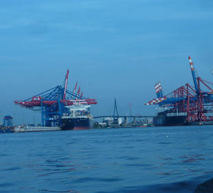 Hafenkran und Schiff