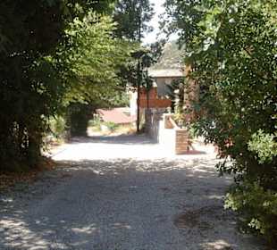 Zufahrt durch den Ort Kazaviti zur neuen Strasse 