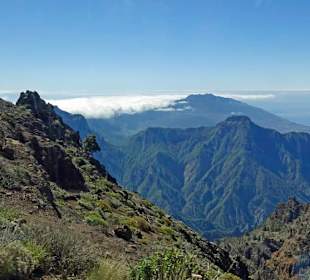 In der Ferne Wolken unterhalb des Gipfels