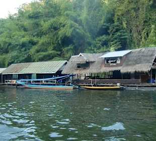 Vorbei an zahlreichen Rafts zum Wasserfall
