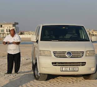 Elias an seinem VW Bus