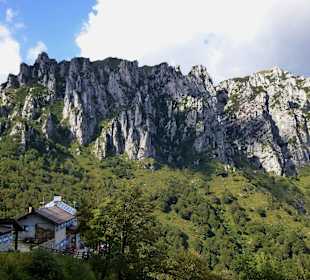 Blick auf Hütte mit der markanten Mazza di Pichea
