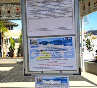 Bushaltestelle mit Fahrplan