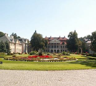 Dziedziniec przed pałacem