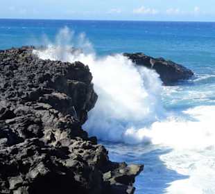 Die Brandung trifft auf die Lavaküste