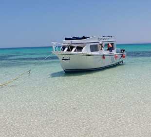 Die einsame Insel mit unserem Ausflugsboot