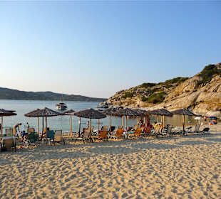 Sandstrand mit Sonnenliegen & Sonnenschirmen