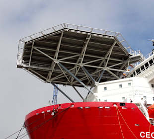 Vorbeifahrt an einem Seekabelverleger