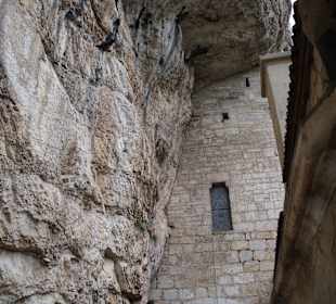 Czesc kaplicy w skale