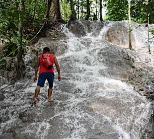 Zu Fuss den Wasserfall hinauf