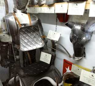 Alte Rüstungen im Marstallmuseum