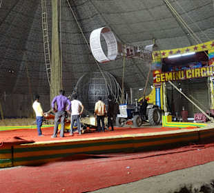 Der Trecker fährt über eine Frau