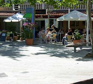 Die Moon bar mit Vorplatz
