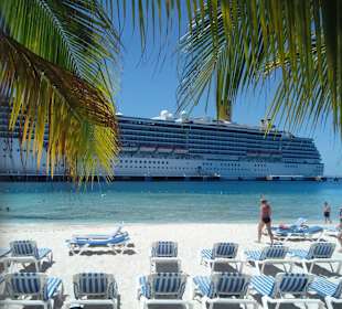 Blick auf das Schiff vom Strand her