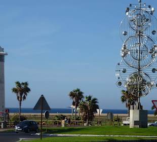 Leuchtturm mit Kunstobjekt