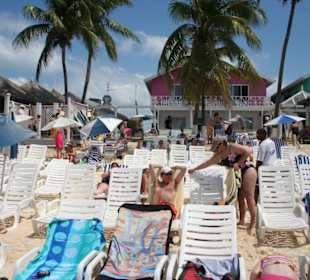 Kreuzfahrermassen am Seven Mile Beach