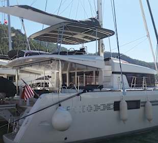 Mit jedem Boot am Hafen zum Anlegen bereit 