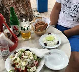 Griechischer Salat mit selbst gebackenem Brot